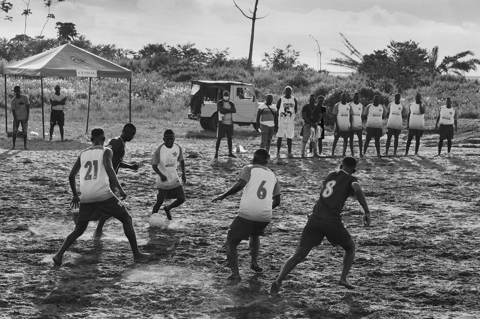 El fútbol es uno de los pocos escapes que tienen los jóvenes de Tumaco para evitar caer en las estructuras criminales en torno a las drogas.